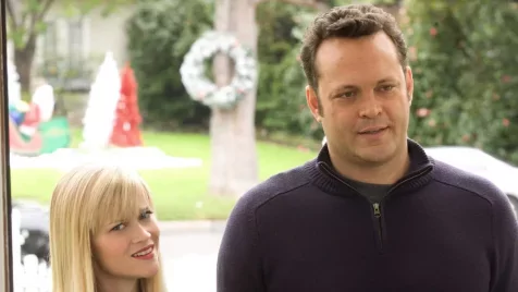 Tányérdobálás és óriási feszkó – 7 furcsaság a Négy karácsonyról, amiről még biztosan nem hallottál 