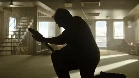 Tom Cruise egy ásóval pózolgat