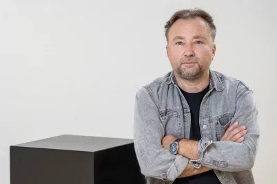 Egy transznemű nő a főszereplője az RTL+-on látható sorozatnak – Tasnádi István író-rendező filmet, színházat, könyvet ajánl