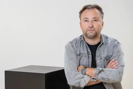 Egy transznemű nő a főszereplője az RTL+-on látható sorozatnak – Tasnádi István író-rendező filmet, színházat, könyvet ajánl