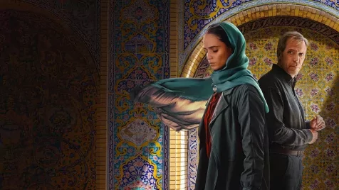 Tűpontos időzítéssel érkezett a streamingre Hugh Laurie kémsorozata