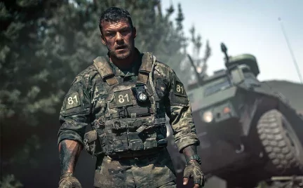 Rákattant a világ a netflixes War Machine-ra, ami eredetileg egész más lett volna
