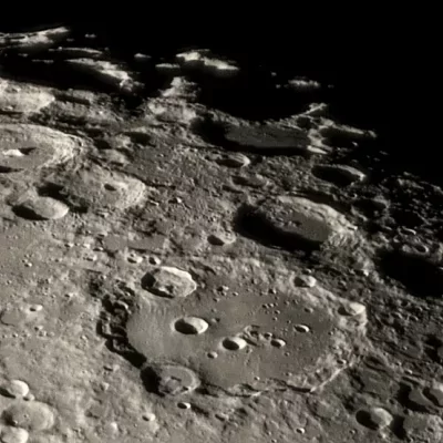 Holdunk krátercsodái és a Jupiter színes felhősávjai 