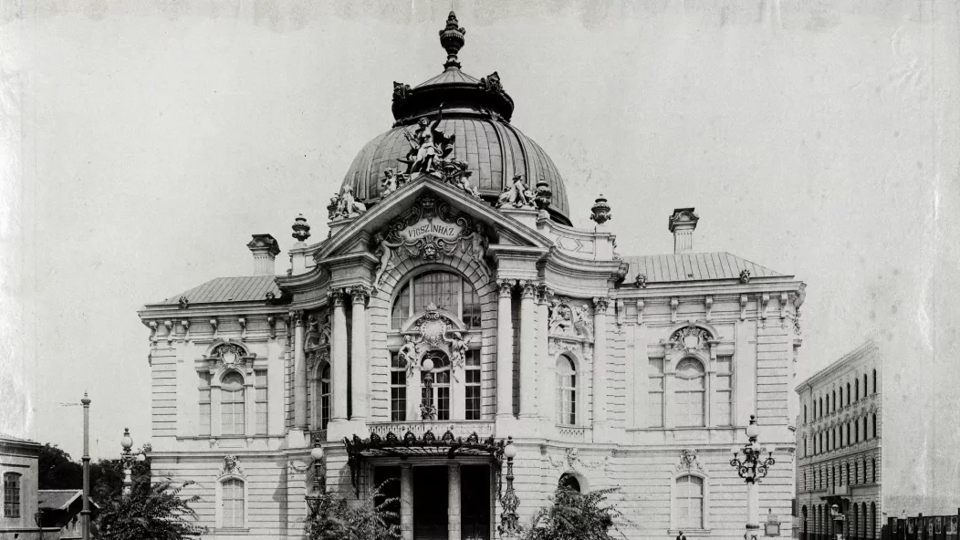 130 éves a Vígszínház, amely veszélyes környéken épült + KÉPGALÉRIA