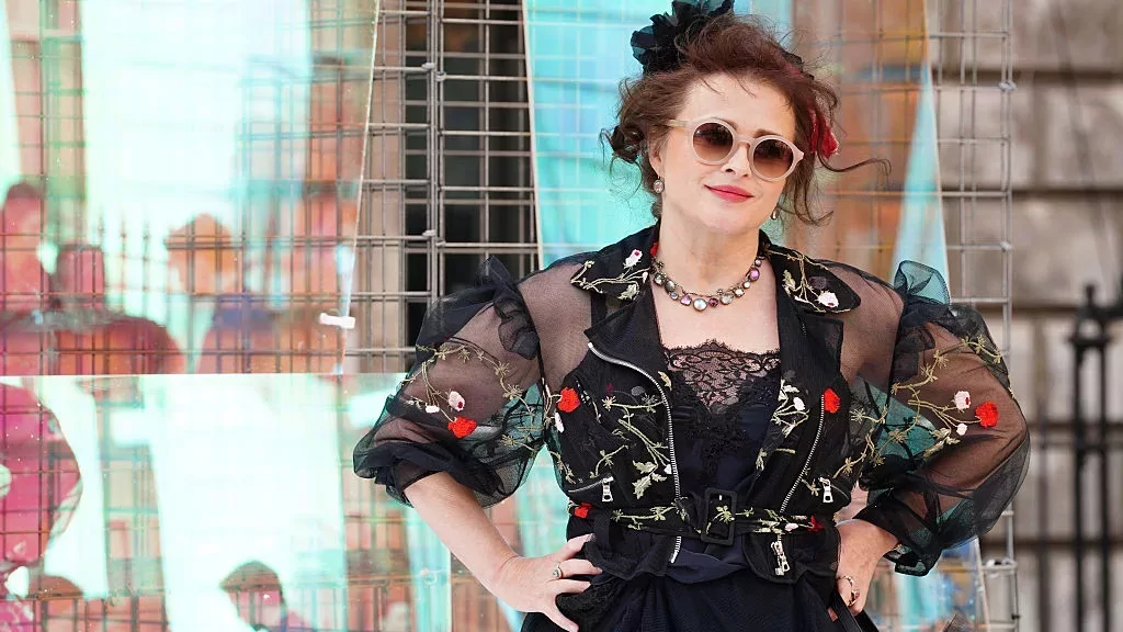 Kiderült, miért rúgták ki Helena Bonham Cartert A Fehér Lótuszból