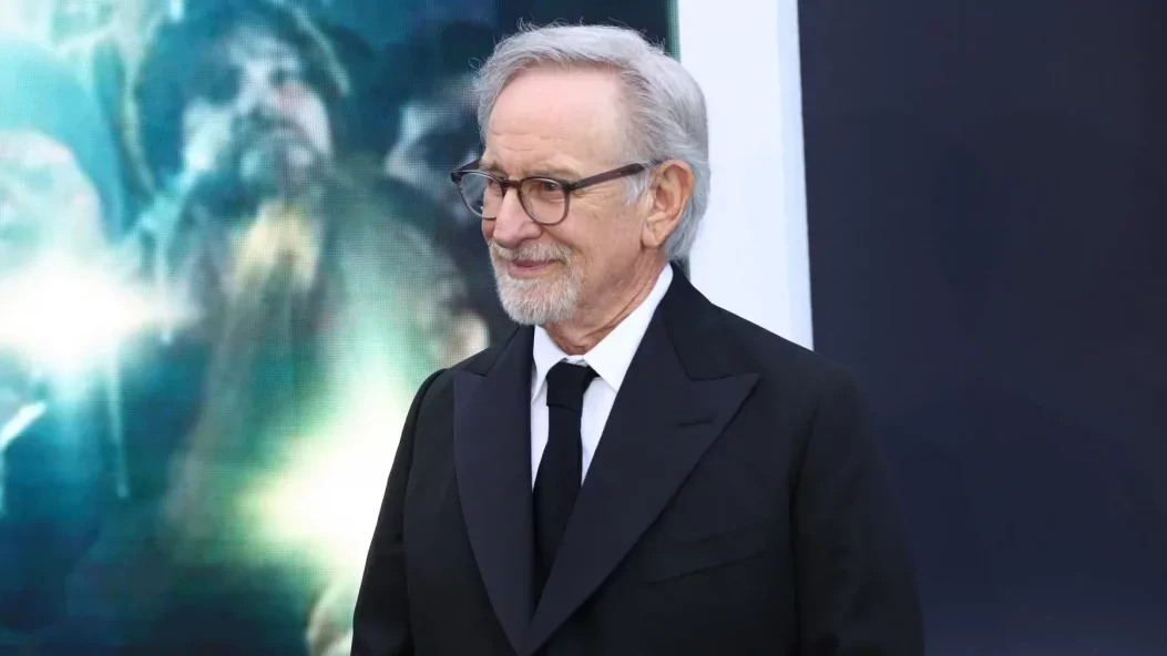 Ilyen nincs! Steven Spielberg váratlanul besétált egy londoni filmes kocsmakvízre - VIDEÓ