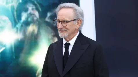 Ilyen nincs! Steven Spielberg váratlanul besétált egy londoni filmes kocsmakvízre - VIDEÓ
