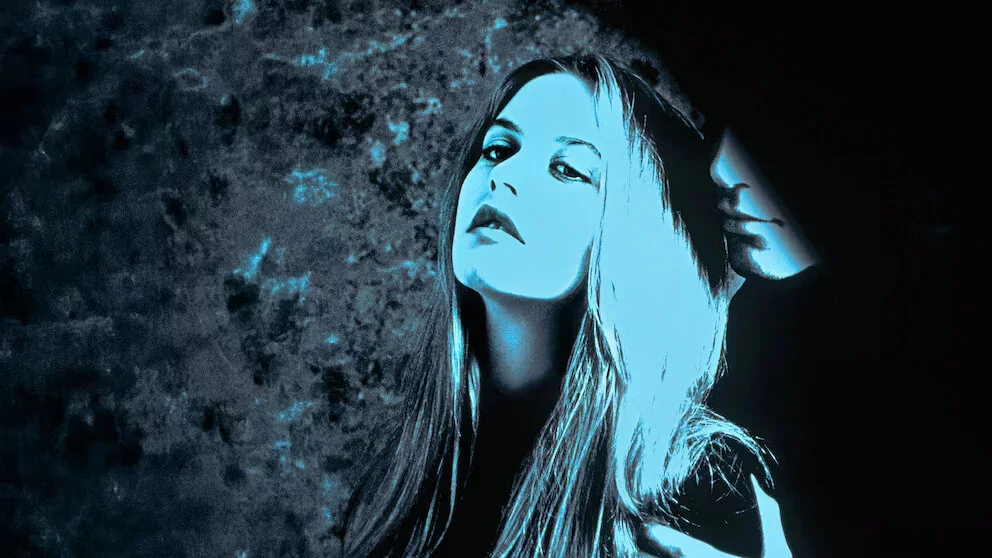 Elfelejtettük, milyen jó színésznő: Alicia Silverstone hitchcocki thrillerje tarol a Netflixen