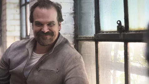 David Harbour megtörte a csendet a zaklatási botránnyal kapcsolatban, ilyen a viszonya most Millie Bobby Brown-nal 
