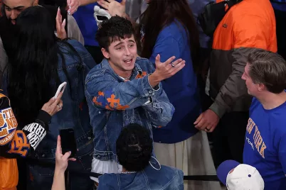 Timothée Chalamet annyira izgalomba jött a győzelemtől, hogy ledobta a textilt