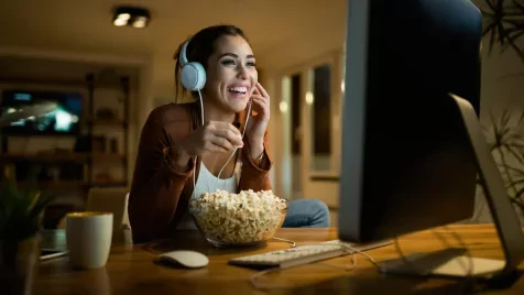 A pszichológusok szerint jó okunk van rá: ezért nézzük újra és újra ugyanazokat a filmeket és sorozatokat 