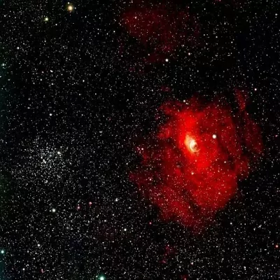 A Gyűrűs-köd és egy gigantikus gömbhalmaz