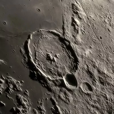 Holdunk ősi krátere és a kettős kettőscsillag