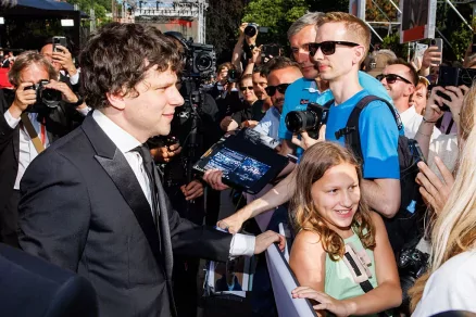 Karlovy Varyból jelentjük: Elárulta Jesse Eisenberg, miért nem hajlandó újra eljátszani a Facebook vezérét