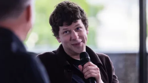 Karlovy Varyból jelentjük: Jesse Eisenberg odaadta egy ismeretlen embernek a veséjét, de ez sem segített rajta