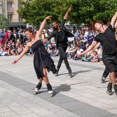 Le Patin Libre: Wheels & cello (CA)