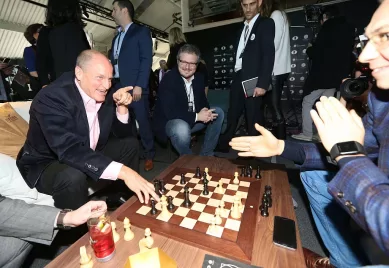 Woody Harrelson még Polgár Judittal is sakkozott